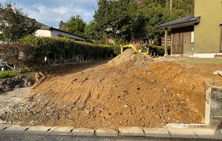 切土、盛土を行い造成工事中の写真